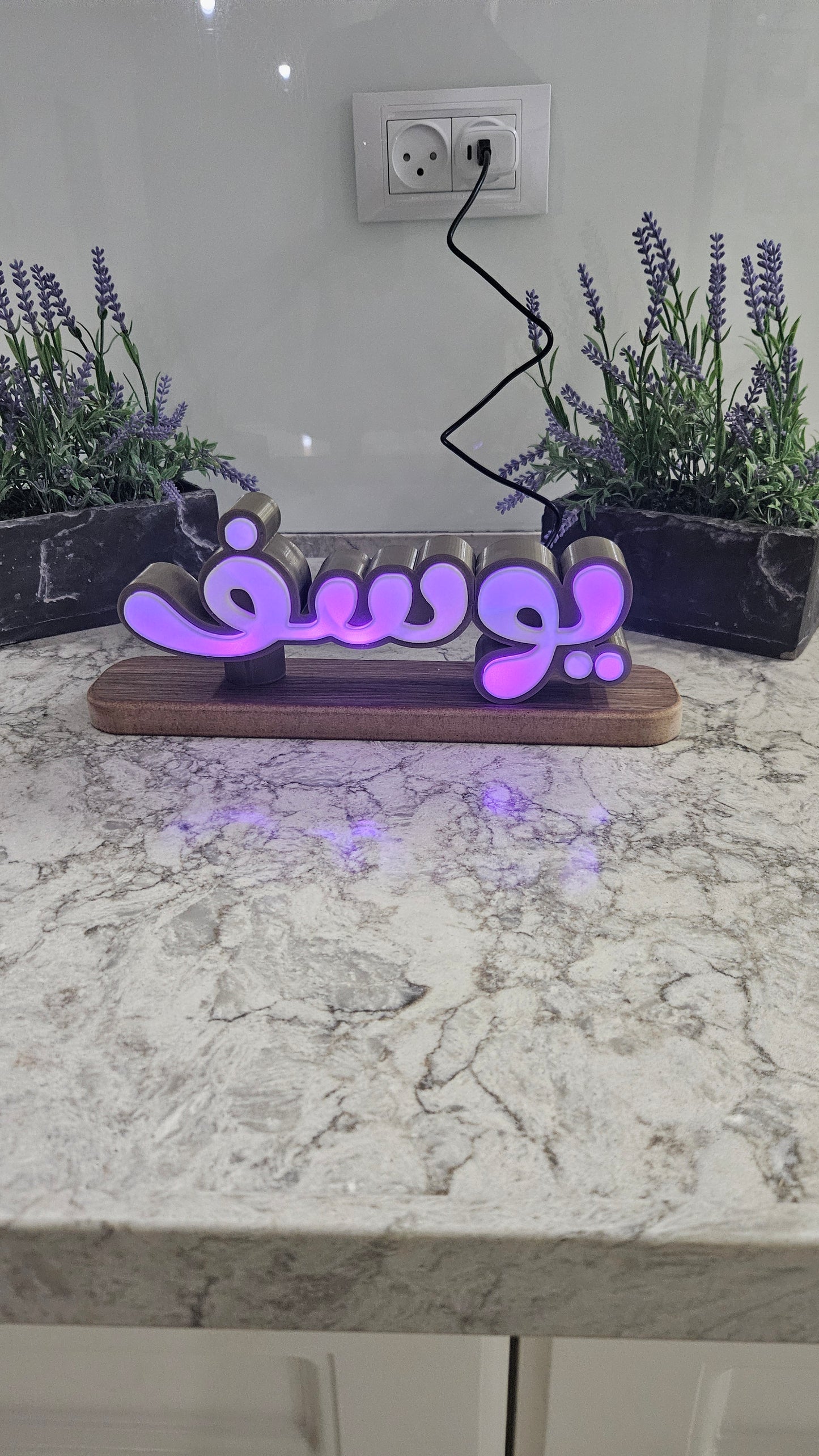 اناره LED بإسم طفلك مع قاعدة خشبيه